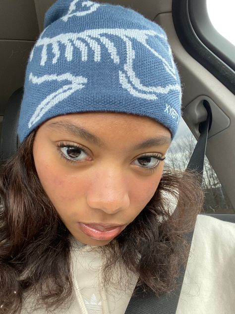 Fashion Beanie, Arcteryx Beanie Outfit, Beanie Looks, Arcteryx Beanie, Bennie Outfits, How To Style A Beanie, Streetwear Beanie, Beanie Outfit Women, Cool Beanies