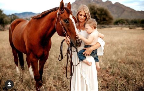 Horses Family Photoshoot, Equine Family Photos, Mommy And Me Horse Photoshoot, Family Photos With A Horse, Family Shoot With Horses, Family Pics With Horses, Family Horse Pictures, Family Photos Farm Ideas Country Life, Family Photos With Horses Ideas