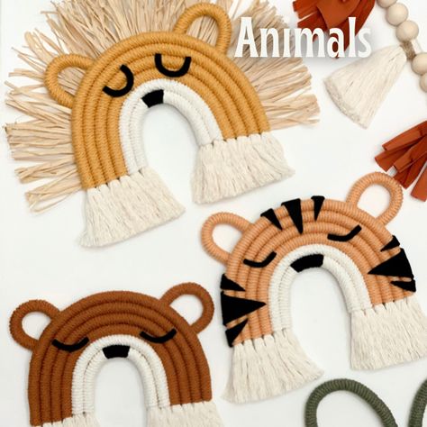 Macrame animal wall hangings Lion Macrame, Macrame Nursery, Art Macramé, Pola Macrame, Macrame Baby, Rainbow Diy, Rainbow Macrame, Safari Animals Nursery, Animal Safari