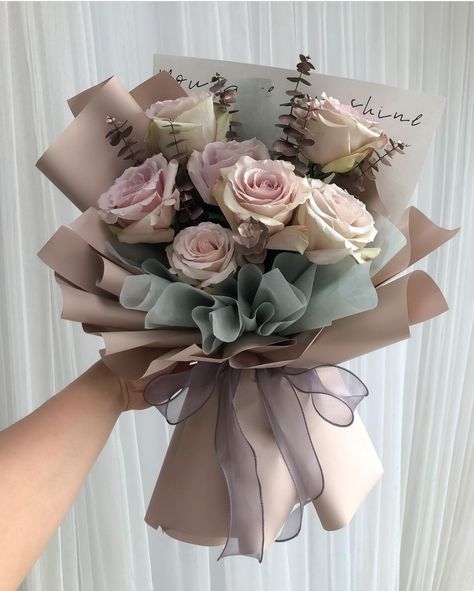 Flower Bouquet Simple Gift, Birthday Bucket Flower, Simple Bouquet Gift, Buqet Flowers Aesthetic, Bouqette Of Flower, Flower Buke, Bouquet Wisuda, Bucket Wisuda, Flower Boquet