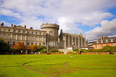 Looking across Dubh Linn Gardens at Dublin Castle Things To Do In Dublin, Dublin Hotels, Visit Dublin, Dublin Travel, Dublin Castle, Tourist Office, Dublin City, India Tour, Best Top