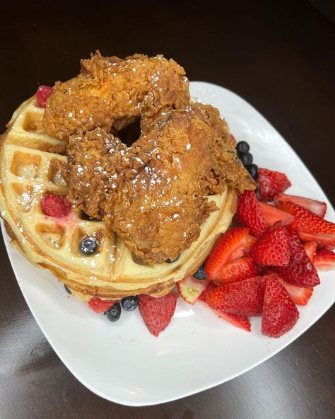 Gourmet Chicken, Healthy Waffles, Atlanta Food, Chicken Waffles, Breakfast Platter, Soul Food Dinner, Yummy Comfort Food, Chicken And Waffles, Snap Food