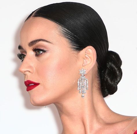 Katy Perry at amfAR’s 2016 Cinema Against AIDS Gala held at the Hotel du Cap-Eden-Roc in Cap d’Antibes on May 19, 2106 Middle Part Updo, Headband Bun, Curly Hair Updo, Middle Part Hairstyles, Wedding Hair Up, Pulled Back Hairstyles, Sleek Updo, Bridal Hair Updo, Peinados Fáciles Para Cabello Corto