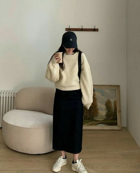 Black Pencil Skirt Outfit Casual Fall, Black Maxi Skirt Winter Outfit, Autumn Outfits In Korea Women, Sweater With Maxi Skirt, Korean Casual Outfits Winter, Japanese Fall Outfits, Korea Autumn Fashion, Japan Autumn Outfit Women, Korea Outfit Ideas