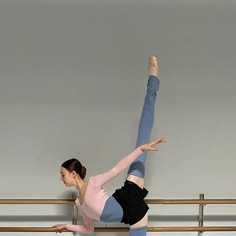 ALUVIE® on Instagram: "The control is everything😩🤌with Chloe top & Bee leg warmer💕 🩰: @tessa_rivadulla #ballet #ballerina" Ballet Stretches Aesthetic, Ballet Leg Warmers Aesthetic, Tessa Rivadulla, Ballet Warmup Outfit, Leg Warmers Ballet, Leg Warmers Aesthetic, Ballet Leg Warmers, Ballet Outfits, Ballet Stretches