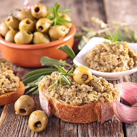 Green Olive Tapenade, Olive Tapenade Recipe, Tapenade Olive, Tapenade Recipe, Tarte Fine, Olive Tapenade, Raw Vegetables, Tapenade, Tasty Bites