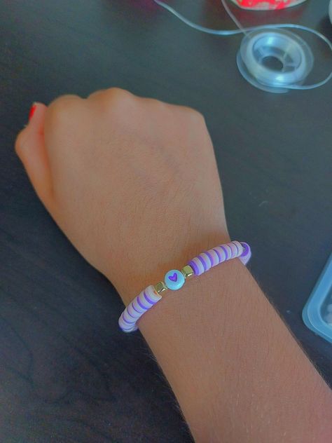 Handmade Breclates, Clay Bracelet Ideas Purple, Bracelet Perle Plate Aesthetic, Purple Clay Bead Bracelet Ideas, Purple Bracelet Ideas, Bracelet Perle Plate, Purple Bracelets, Perle Plate, قلادات متدلية