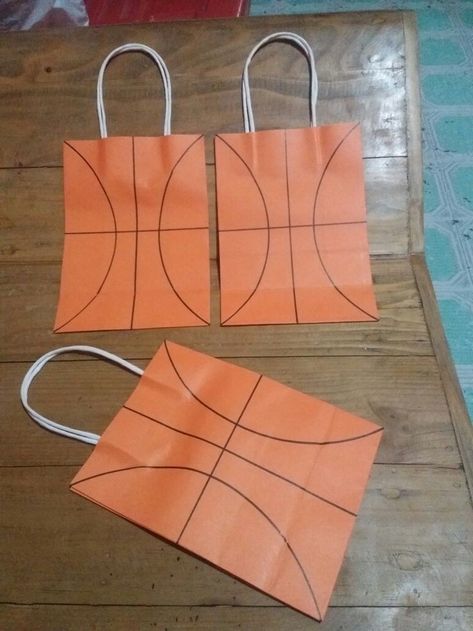 Basketball Loot Bag Ideas, Basketball Team Party Ideas, Basketball Candy Bags, Basketball Goodie Bags For Players, Basketball Team Treats Ideas Goodie Bags, Basketball Birthday Favors, Basketball Snack Ideas, Basketball Team Goodie Bag Ideas, Sports Themed Snacks For Kids