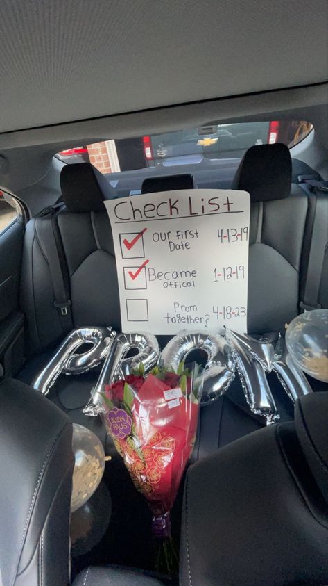 Romantic Promposal, Unique Promposal Ideas, Promposal Ideas For Her, Promposal Funny, Promposal Ideas For Him, Sadie Hawkins Proposals, Creative Prom Proposal Ideas, Sadies Proposal, Cute Hoco Proposals