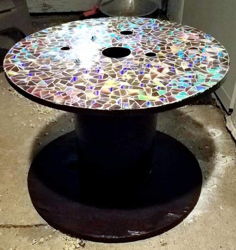 Epoxy Spool Table Ideas, Wire Reel Table, Wire Spool Bar Table, Small Wire Spool Ideas Diy, Epoxy Cable Spool Tables, Wire Spool End Table, Punk Crafts, Wire Spool Tables, Diy Crafts Easy At Home