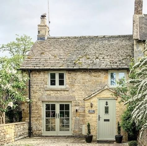 Small Cotswold Cottage, Country Cottages Uk, Cotswold Stone House Windows, Cotswolds Cottage Exterior, Cotswold Stone House Exterior, English Country Exterior Homes, White Stone Cottage, Cotswold Cottage Exterior, Small English House