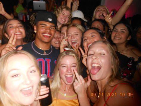 college party frat dispo 2022 fun Frat Themes Party, Frat Birthday Party, Frat Weddings, Highschool Party Themes, College Party Pics, Halloween Frat Party, High School Party Aesthetic, Party Aesthetic College, Frat Party Fits