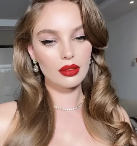 Old Hollywood Eye Makeup, Old Hollywood Bridal Makeup, Blonde Hair Prom, Red Lips Blonde Hair, Old Hollywood Glam Makeup, Hollywood Glamour Makeup, Blonde Hair Red Lips, Old Hollywood Makeup, Red Lips Makeup Look