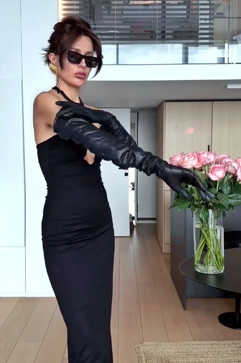 https://flic.kr/p/2q4FCeP | Ohne Titel Outfits With Gloves Casual, Glove Outfits, Leather Gloves Outfit, Gloves Outfit, Outfits With Gloves, Elegant Gloves, Latex Gloves, Gloves Fashion, Glam Dresses