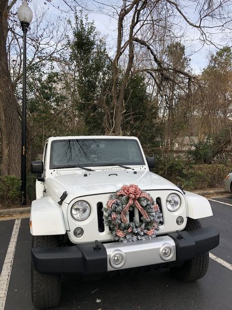 Jeep Wreath Christmas, Christmas Jeep Wrangler, Jeep Decorations For Christmas, Jeep Wrangler Decorations, Jeep Wrangler Christmas Decorations, Christmas Jeep Decorations, Jeep Wreath, Jeep Christmas Decorations, Truck Essentials