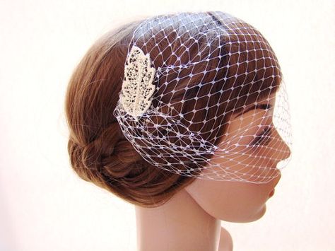 Smaller ornament, not feathers everywhere. Bandeau Veil, Bird Cage Veil, Birdcage Veil Wedding, Birdcage Wedding, Cage Veil, Bridal Birdcage Veils, Bridal Veils And Headpieces, Ivory Wedding Veils, Wedding Veils Short