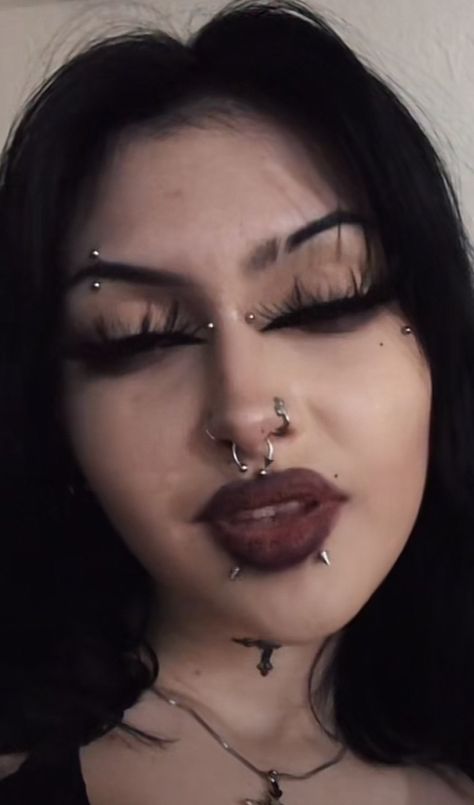 Silver Facial Piercings, Face Piercing Combos, Silver Face Piercings, Multiple Face Piercings, Piercing Trends 2023, Lots Of Piercings Face, Piercing Combos Face, Unique Piercings Face, Dainty Face Piercings