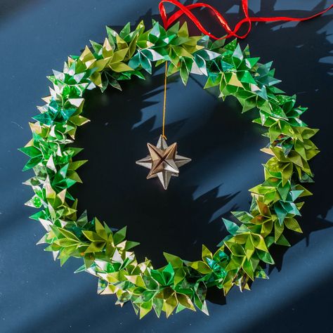 Origami Xmas, Origami Christmas Wreath, Paper Wreath Diy, Origami Wreath, Origami Decoration, Paper Christmas Decorations, Origami Ideas, Wreath Ornament, Modular Origami