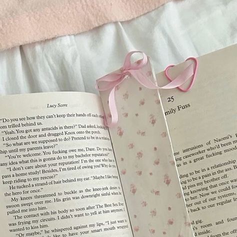 Vintage Chic Aesthetic, Romantic Book Aesthetic, Vintage Girly Aesthetic, Soft Victorian Aesthetic, Pink Book Aesthetic, Aesthetic Book Reading, Pink Aesthetic Vintage, Vintage Princess Aesthetic, Coquette Instagram