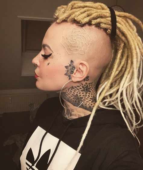 Dreads Mohawk, Dreads Undercut, Shaved Mohawk, Undercut Dreads, Mohawk Dreads, Dreads With Undercut, Dread Ideas, Dreads Styles For Women, Dread Locks