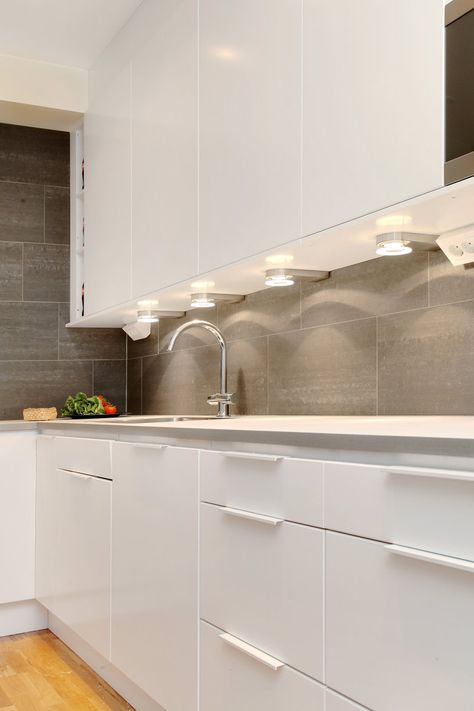 Snyggt kakel. Coola spottar. Big Tile Splashback Kitchen, Large White Tile Backsplash, Kitchen Backsplash With Large Tiles, Large Wall Tiles Kitchen, Big Tiles Kitchen, Large Kitchen Backsplash Tile, Kitchen Backsplash Big Tiles, Large Tile Splashback Kitchen, 12x24 Tile Backsplash Kitchen