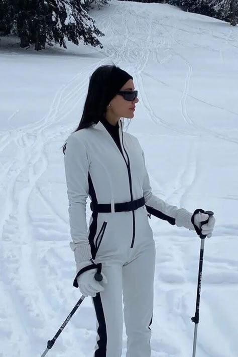 60+ Stylish And Functional Skiing Outfit Ideas For Women: Style Tips & Brands Aspen Skiing Aesthetic, Courchevel Ski Outfit, White Skiing Outfit, All White Ski Outfit, Winter Outfit Switzerland, Swiss Outfit Winter, Ski Suit Aesthetic, Aspen Outfit Winter Ski Fashion, Aspen Ski Outfits