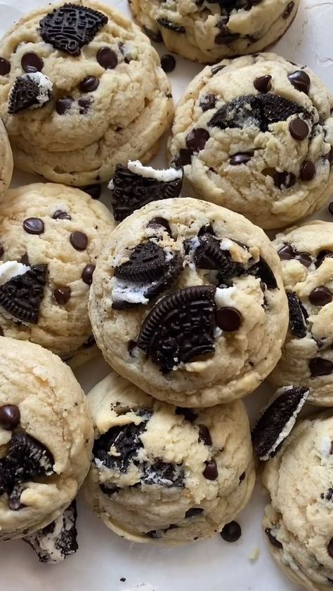 These Oreo chocolate chip cookies are soft, chewy and gooey! They are bakery style with buttery chewy edges and soft pillowy centers. This no chill cookie recipe takes only 20 minutes from start to finish. The addition of crushed Oreos makes these the best chocolate chip cookies! https://organicallyaddison.com/oreo-chocolate-chip-cookies/ | Organically Addison | Organically Addison · Original audio Cute Cookies Aesthetic, Oreo Aesthetic, Chocolate Chip Oreo Cookies, Oreo Chocolate Chip Cookies, Organically Addison, Oreo Cookie Recipes, Oreo Stuffed Chocolate Chip Cookies, The Best Chocolate Chip Cookies, Best Chocolate Chip Cookies