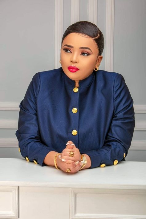 Kaunda Suit For Women, Senator Styles For Ladies, Female Senator Wears, Senator Styles, Kaftan Styles, Senator Wears, Fashion Work Outfit, Costume Africain, Fashion Design Patterns