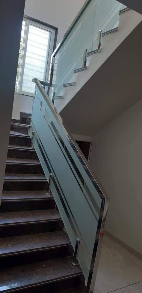 Stair Case Celling Design, Glass Railing For Stairs, Glass Railing Stairs Stainless Steel, Stair Railing Glass Design, Glass Reling Design Steel, Steps Glass Railing Design, Tafan Glass Designs Reling, Relling Glass Design, Glass Railing Stairs Modern