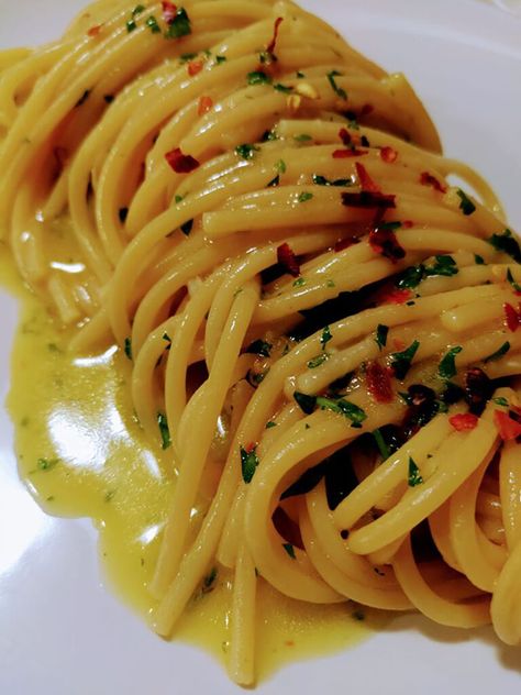 Spaghetti alla trappitara Aglio E Olio, Pasta Italiana, Lasagna Pasta, Spaghetti Recipe, Italy Food, Spaghetti Recipes, Italian Pasta, Pasta Recipe, Stuffed Hot Peppers