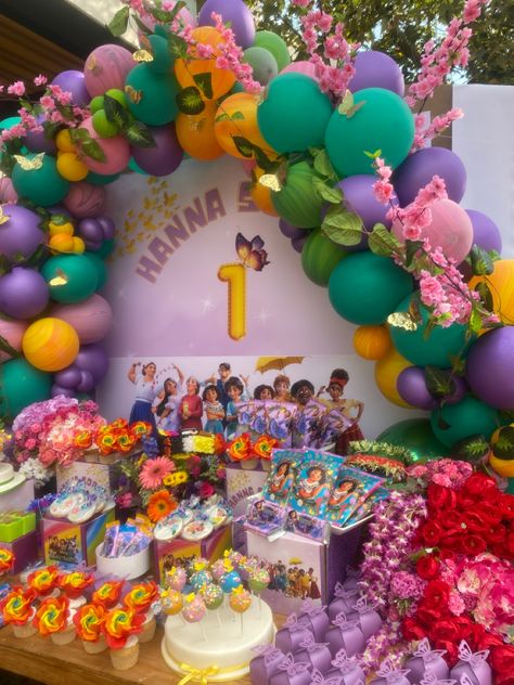 #encanto #mesadedulces #disney #disneyencanto Candy Bar Encanto Disney, Isabella Madrigal, Candy Bar, Candy, Bar, Disney