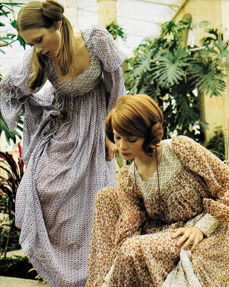 1971 Fashion, Long Floral Dresses, Prairie Fashion, Long Midi Skirt, 1970's Fashion, 60s 70s Fashion, 1970s Dresses, Vintage Fashion Photography, 1970s Fashion