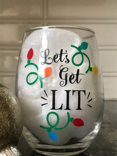 Cricut Wine Glass Ideas Christmas, Holiday Vinyl Projects, Christmas Stemless Wine Glasses, Vinyl Wine Glasses, Xmas Wine Glass Ideas, Wine Glass Cricut Ideas, Wine Cup Sayings, Christmas Wine Tumblers, Cute Wine Glasses Sayings