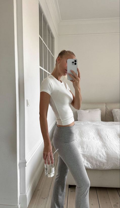 Grey Flare Pants Outfit, Flair Yoga Pants Outfit, Grey Tights Outfit, Flared Leggings Outfit Casual, Flair Leggings Outfit, Grey Yoga Pants Outfit, Leggins Outfit, Flare Leggings Outfit, Grey Leggings Outfit