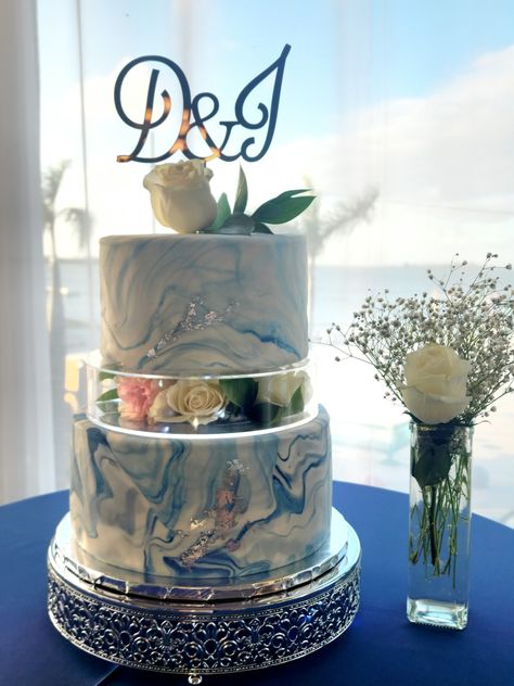 Navy and white marbled fondant two-tier wedding cake. Acrylic cake spacer with roses and mini led lights. Topper in silver mirror Acrylic by FranJohnsonHouse in Etsy. Cake Spacer, Marbled Fondant, Wedding Cake With Initials, Wedding Cake Toppers Initials, Letter Cake Toppers, Mini Led Lights, Mirror Acrylic, Tiered Wedding Cake, Silver Mirror