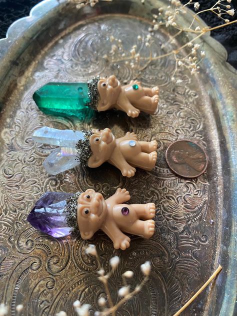 Trinket Trading Ideas, Weird Crafts Diy, Trinket Crafts, Weird Crafts, Unusual Crafts, Creepy Crafts, Girly Crafts, Troll Dolls Vintage, Homemade Art