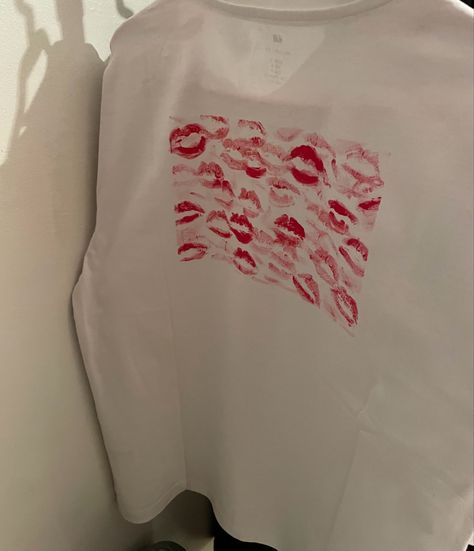 White Shirt With Kiss Marks, Kiss Mark Shirt, Tee Shirts Diy, Boyfriend Kissing, Diy Tshirt, Cute Boyfriend, Eyeshadow For Blue Eyes, Diy Shorts