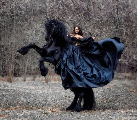 Quince Photoshoot Ideas, Horse Photoshoot Ideas, Quince Pictures, Quinceanera Pictures, Woman Riding Horse, Horse Photography Poses, Quinceanera Photoshoot, Beautiful Horses Photography, Horse Aesthetic