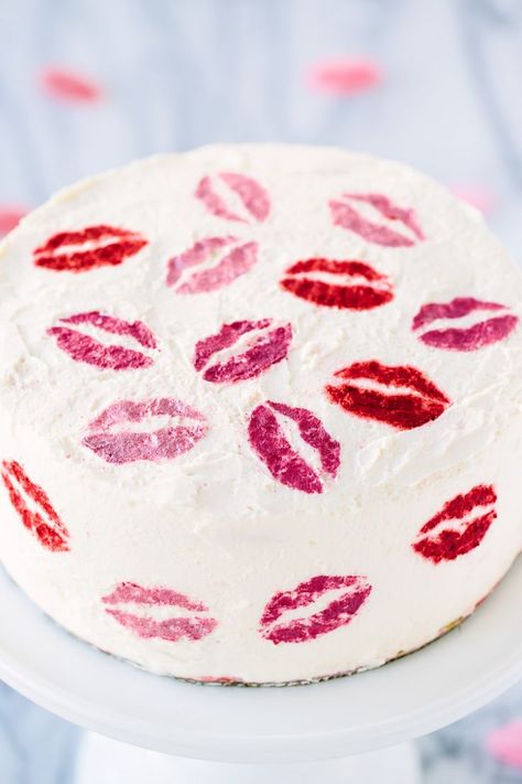 Pucker Up Cake Sugar Cookie Cakes, Dessert Oreo, Valentine Desserts, Valentines Day Cakes, Valentines Day Desserts, Valentine Cake, Valentine's Day Recipes, Valentines Day Treats, Pink Lipstick