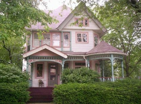 OldHouses.com - 1895 Victorian: Queen Anne - Beautiful Queen Anne Victorian in Berwyn, Illinois Berwyn Illinois, Victorian Queen, Queen Anne Victorian, Casas The Sims 4, Cottage Christmas, Christmas Cakes, Pink House, Victorian Architecture, Dream House Rooms