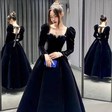 Velvet Frocks For Women, Long Skirt Top Designs, Birthday Gowns, Long Party Gowns, Black Velvet Gown, Black Quinceanera Dresses, Long Frock Designs, Fashion Dresses Formal, Velvet Dress Designs