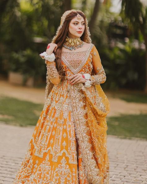 Walima Dresses Pakistani Brides, Mehndi Outfit Bridal, Walima Dresses Pakistani, Mehndi Event, Mehandi Dress, Crochet Cable Knit, Mehndi Outfit, Mehendi Decor, Pakistani Bridal Dress