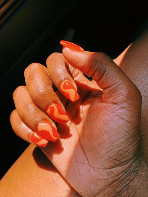 Orange Groovy Nails, Orange Squiggle Nails, Orange Short Nail Designs, Short Nail Designs Orange, Color Swirl Nails, Darwin Cosplay, 70’s Nails, Orange Swirl Nails, Red And Orange Nails