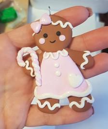 Gingerbread Diy Crafts, Clay Christmas Decorations, Gingerbread Diy, Gingerbread Crafts, Gingerbread Christmas Decor, Gingerbread Decorations, Polymer Clay Ornaments, Pink Christmas Decorations, Christmas Clay