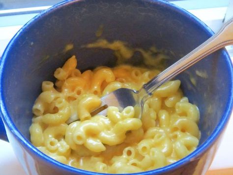 Mac And Cheese Microwave, Easy Homemade Mac And Cheese, Mac And Cheese Easy, Microwave Mug Recipes, Homemade Mac And Cheese Recipe, Georgia Food, Easy Mac N Cheese, Cheese Macaroni, Classic Mac And Cheese