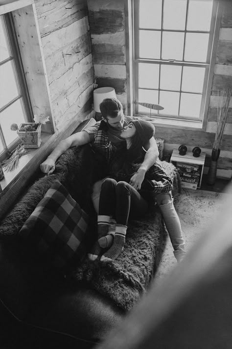 Cuddly Couple Photos, Couple Cabin Photoshoot, Log Cabin Photoshoot, Lifestyle Engagement Shoot At Home, Winter Cabin Photoshoot, Cozy Cabin Photoshoot, Indoor Photoshoot Couple, Couch Couple Photoshoot, Cozy Cabin Couple