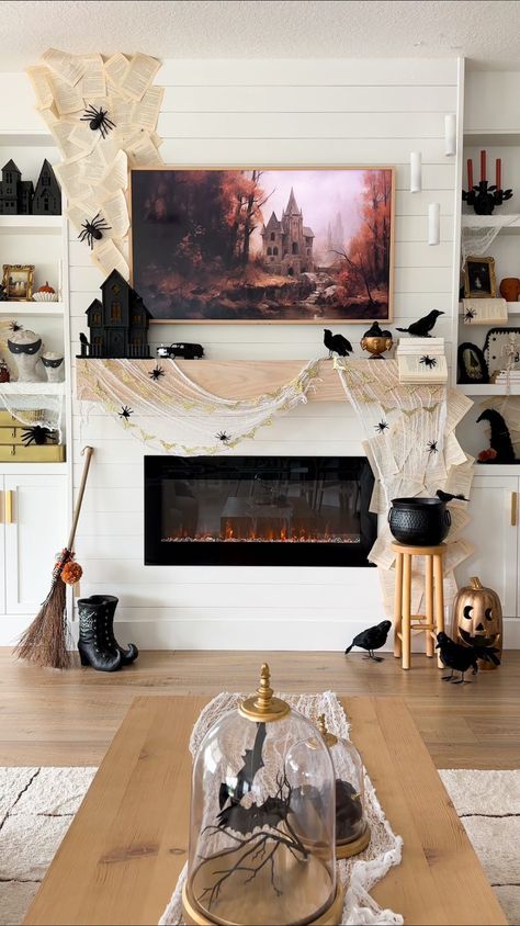 Halloween Apartment Decor, Halloween House Decor, Halloween Apartment, Halloween Mantel Decor, Harry Potter Halloween Party, Halloween Fireplace, Halloween Mantle, Casa Halloween, Halloween Mantel