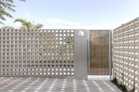 emac, Milena Villalba · Tino House · Divisare Celosia Interior, Roster Beton, Fence Wall Design, Breeze Block Wall, Concrete Block Walls, Breeze Blocks, Boundary Walls, Brick Architecture, Brick Design