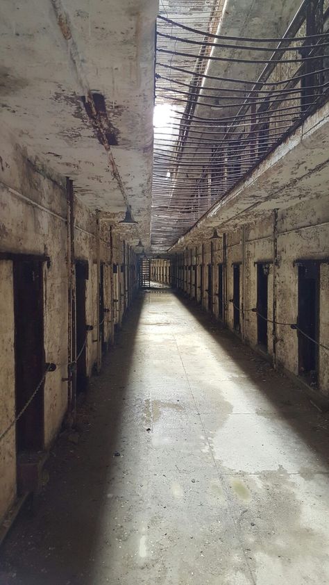 Penitentiary Aesthetic, Abandoned Prisons, Scenery Ideas, Philadelphia Usa, Eastern State Penitentiary, World Of Darkness, Story Inspiration, Abandoned Places, College Art