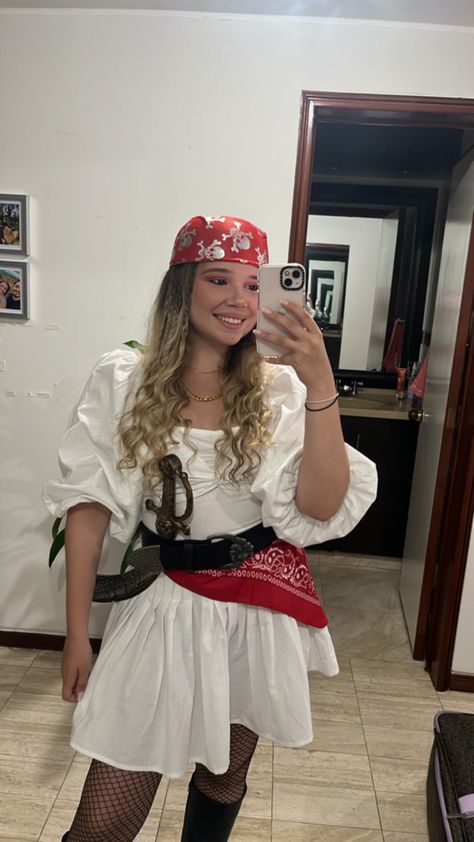 Pirate costume ides with your closet’s clothes. A funny and quick halloween costume 🏴‍☠️ Girl Pirate Costume, Fairy Moodboard, Pirate Girl Costume, Pirate Costume Diy, Quick Halloween Costumes, Girl Pirates, Female Pirate Costume, Pirate Outfit, Costumes For Teens